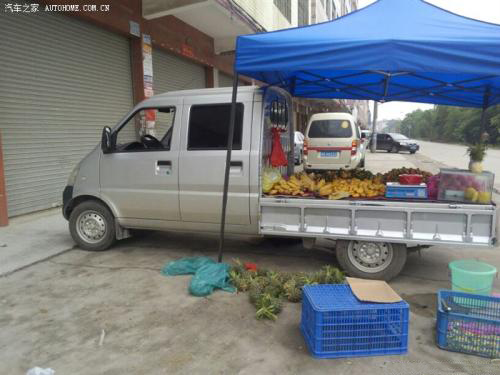 货车小卡卖水果